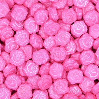 Contas plásticas rosas em forma de rosas com detalhes brancos