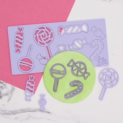 Conjunto de cortadores de massa lilás com formas de doces