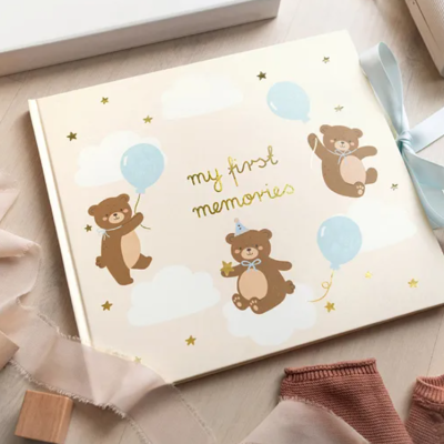 álbum infantil decorado com ursos e balões azuis