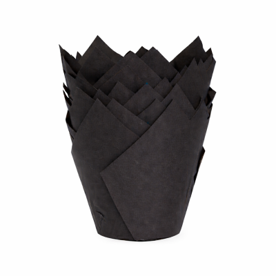 Forminhas pretas de papel para muffins ou cupcakes, empilhadas, fundo branco.