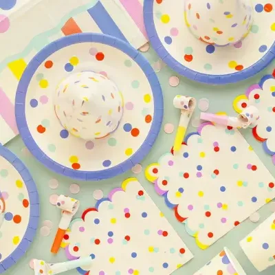 Artigos de festa descartáveis em papel com padrão de confetes coloridos