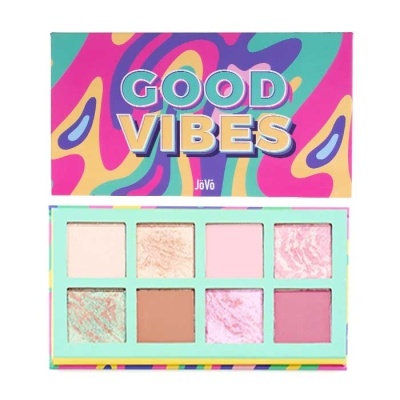 Paleta de sombras colorida com o texto GOOD VIBES na tampa