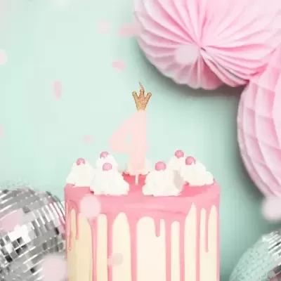 Bolo de aniversário branco com cobertura rosa e vela número 4