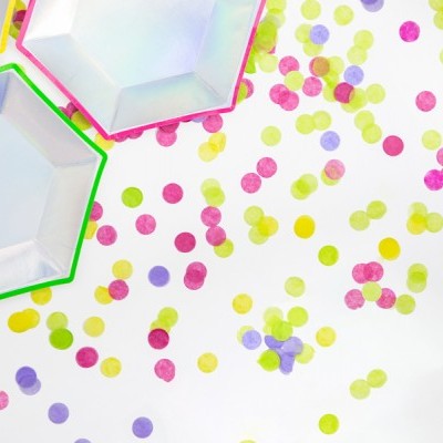 Pratos hexagonais de papel com confetis coloridos sobre fundo branco
