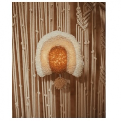 Decoração pendurada em macramé com forma de arco-íris em tons neutros