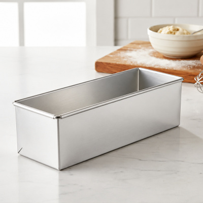 Forma de metal rectangular para bolos numa bancada de cozinha