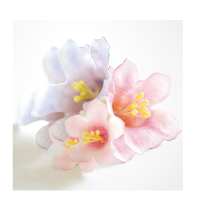 Flores artificiais cor-de-rosa e lilás com estames amarelos