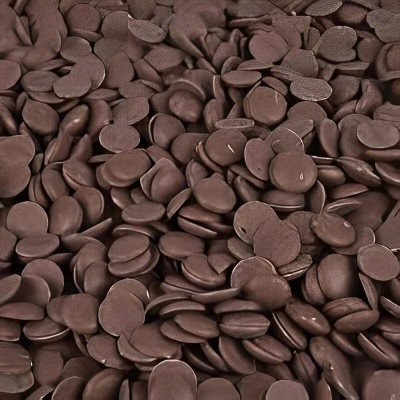 Pepitas de chocolate castanho escuro espalhadas