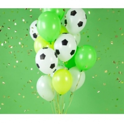 Balões verdes, amarelos, brancos com padrão de bola de futebol em fundo verde com confetes dourados