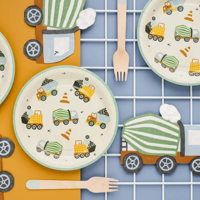 Pratos infantis com padrão de camiões de construção e talheres de madeira