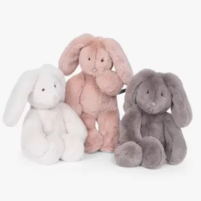Três coelhos de peluche em cores creme, rosa salmão e cinza
