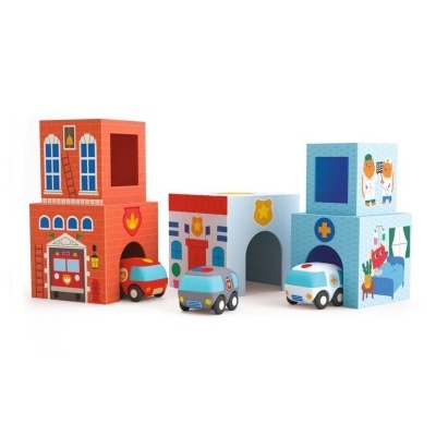 Brinquedos de papel/cartão com carros de bombeiros, polícia e ambulância em fundo branco