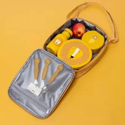 Mala de almoço térmica amarela aberta com garrafa, recipiente, maçã e talheres amarelos