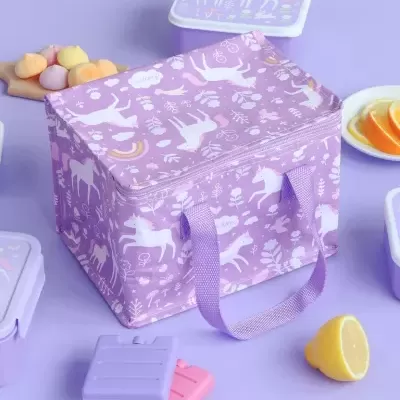 Bolsa isotérmica roxa com padrão de unicórnios e flores
