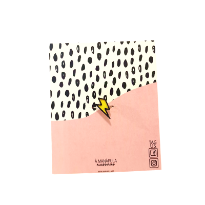 Pino em forma de raio amarelo destacado num cartão de papel com design preto, branco e rosa