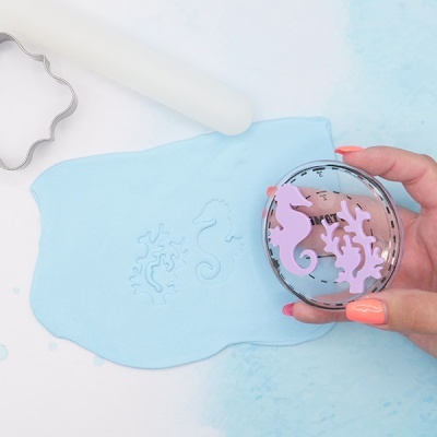 Carimbo transparente com designs marinhos em argila azul