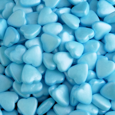 Vários corações pequenos azuis com acabamento brilhante, empilhados juntos.