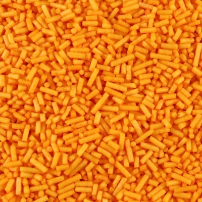 Confeitos cilíndricos laranja espalhados uniformemente