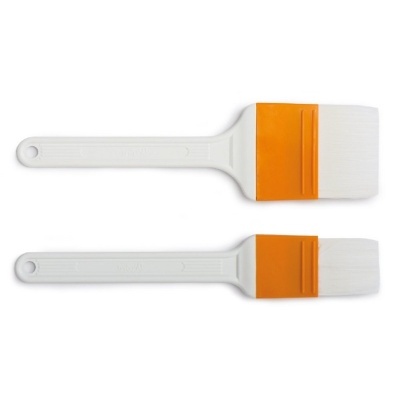 Dois pincéis de pintura com cabos brancos e encaixes laranja