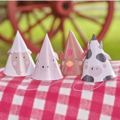 Quatro chapéus de festa em forma de cone com desenhos de animais sobre tecido xadrez vermelho e branco