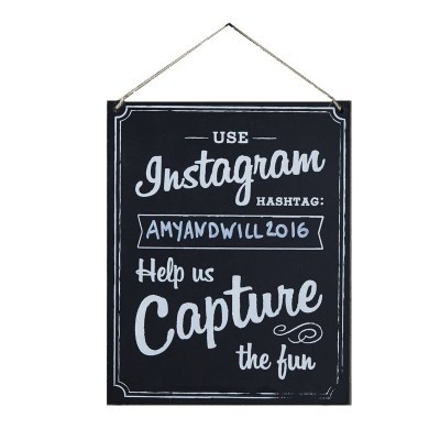 Placa decorativa preta com texto Instagram e hashtag AMYANDWILL2016