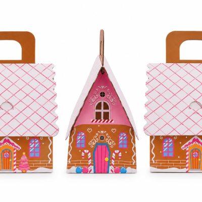Caixas decorativas em forma de casa de gengibre com padrão em branco e castanho e detalhes cor-de-rosa e azuis.