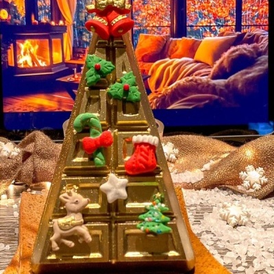 Chocolate formato árvore de Natal com decorações de açúcar coloridas