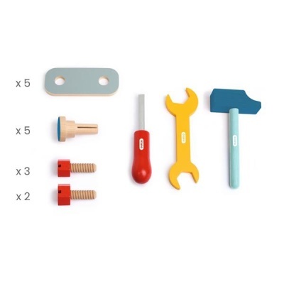 Conjunto de ferramentas de brinquedo de madeira coloridas dispostas em fundo branco
