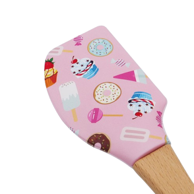 Espátula de silicone rosa com desenhos de doces e cabo de madeira