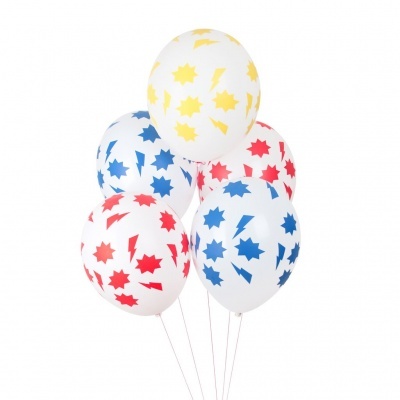 Balões brancos com estampas coloridas de estrelas e raios