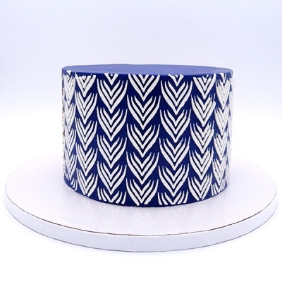 Bolo redondo azul com padrão geométrico branco