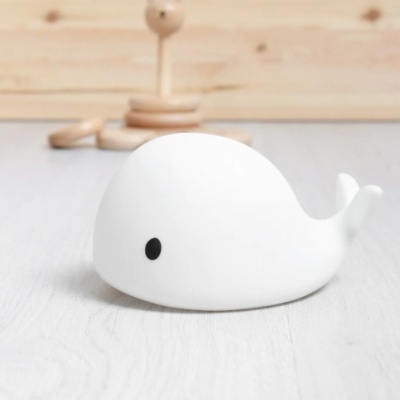 Figura decorativa de baleia branca com olho preto