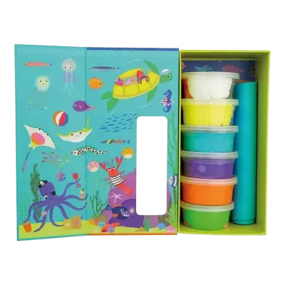 Conjunto de plasticinas coloridas com ilustração marinha na caixa de cartão