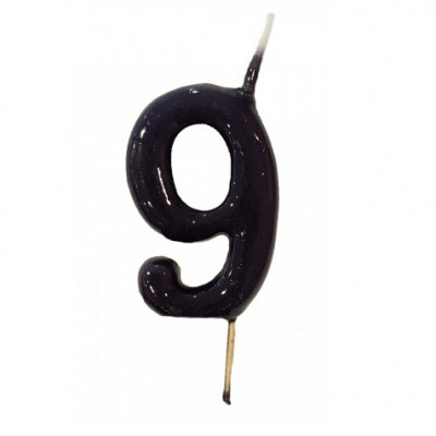 Vela preta em forma do número 9