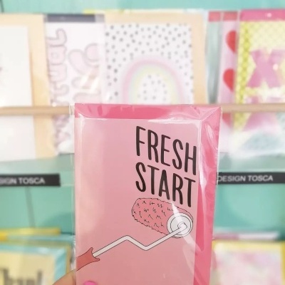 Cartão cor-de-rosa com o texto 'FRESH START'