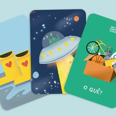 Três cartas ilustradas com botas amarelas, disco voador e caixa com objetos e texto