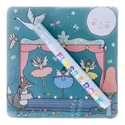 Caneta branca com texto colorido sobre superfície infantil ilustrada com bailarinas e animais