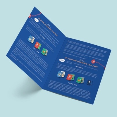 Folheto azul aberto com regras do jogo 'Telefone Estragado à Antiga' e ilustrações coloridas de cartas na parte inferior