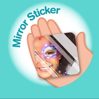 Adesivo espelho quadrado com criança pintada refletida