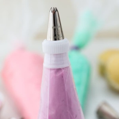 Saco de confeitar rosa com bico metálico de estrela