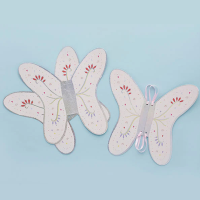 Asas de borboleta decorativas em tecido branco com padrões florais coloridos