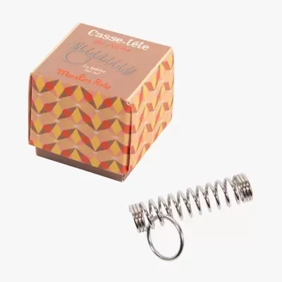 Caixa de puzzle de bolso colorida e mola metálica com anel sobre fundo branco