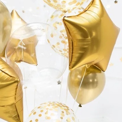 Balões decorativos dourados e transparentes com confetes