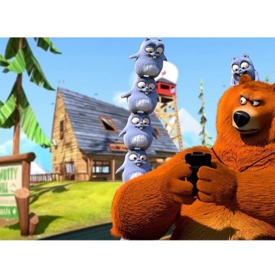 Urso castanho com pássaros azuis empilhados e casa de madeira ao fundo