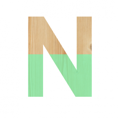 Letra 'N' de madeira com metade inferior verde sobre fundo branco