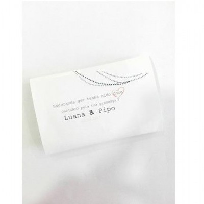 Envelope branco com texto e desenho de colares em linhas pontilhadas