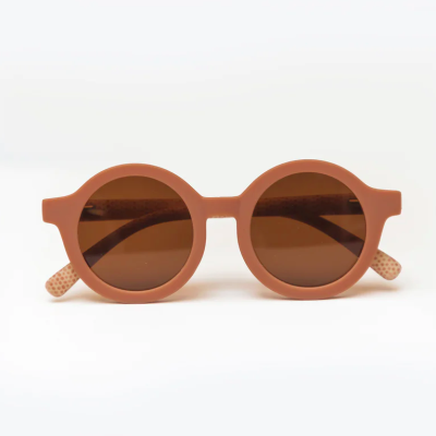 Óculos de sol redondos castanhos com lentes escuras