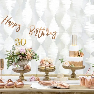 Mesa com bolo branco e dourado, macarons, flores, taças e decoração de aniversário 'Happy Birthday 30'