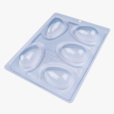 Forma plástica transparente com cavidades ovais para moldar ovos
