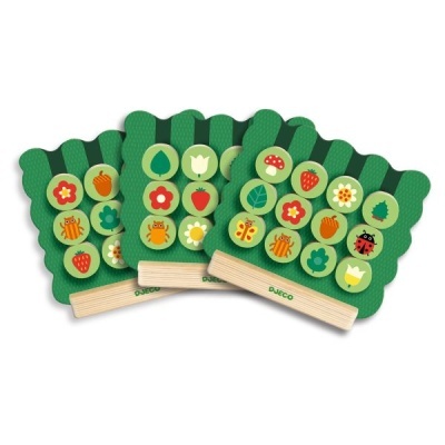 Conjuntos de cartas de jogo com ícones de insetos, flores e frutos em folhas verdes com base de madeira